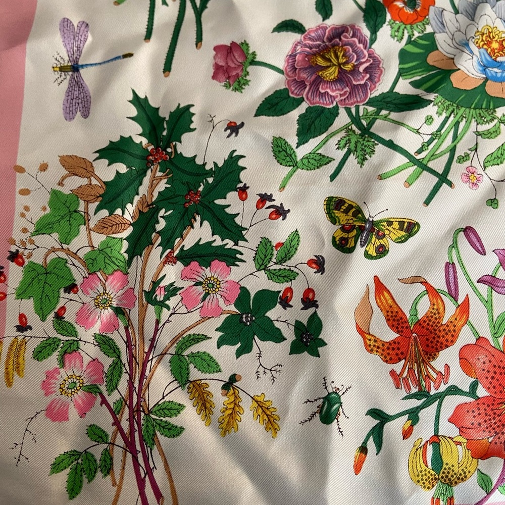 Authentic Gucci Vintage Iconic Flora Silk Square Scarf - Picture 11 of 14